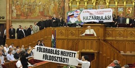 Elfogadták a földtörvényt - Ángyán kilépett a Fidesz-frakcióból Elfogadták a földtörvényt - Ángyán kilépett a Fidesz-frakcióból