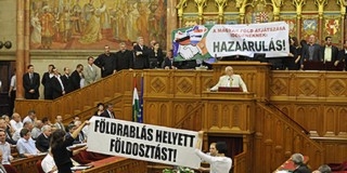 Elfogadták a földtörvényt - Ángyán kilépett a Fidesz-frakcióból Elfogadták a földtörvényt - Ángyán kilépett a Fidesz-frakcióból