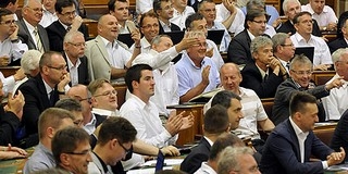 Fidesz: aki ellenzi a földtörvényt, az a spekulánsok oldalán áll Fidesz: aki ellenzi a földtörvényt, az a spekulánsok oldalán áll