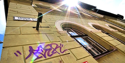 Ráfaragtak a pesti graffitisek: újrafesthették a falat a Káptalan utcában Ráfaragtak a pesti graffitisek: újrafesthették a falat a Káptalan utcában