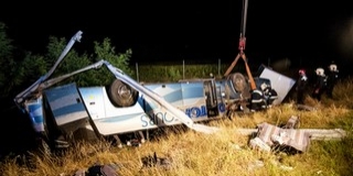 Felborult egy svájci busz az M1-esen – 14-en sérültek meg Felborult egy svájci busz az M1-esen – 14-en sérültek meg
