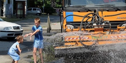 A BIOKOM is besegít, locsolókocsik ontják a vizet az utakra A BIOKOM is besegít, locsolókocsik ontják a vizet az utakra