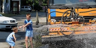 A BIOKOM is besegít, locsolókocsik ontják a vizet az utakra A BIOKOM is besegít, locsolókocsik ontják a vizet az utakra