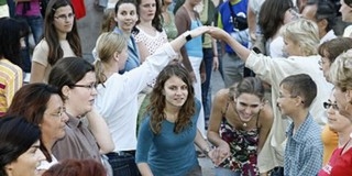Bolgár népzenére rophatjuk a táncot a Zsolnay-negyedben