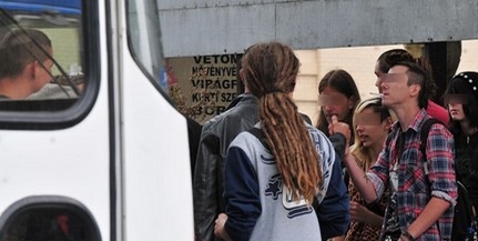 A buszpályaudvaron a rendőröknek már a biztonsági őrök is besegítenek A buszpályaudvaron a rendőröknek már a biztonsági őrök is besegítenek