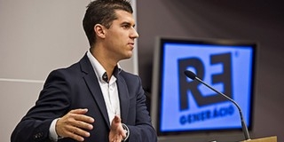 Százmilliárdokat költenek a fiatalok itthon tartására