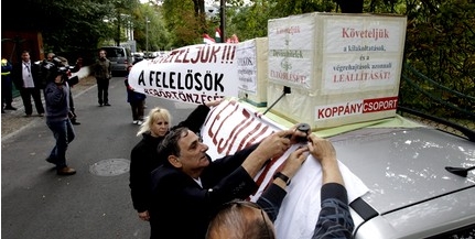 Orbán háza előtt is éhségsztrájkolnak a devizakárosultak Orbán háza előtt is éhségsztrájkolnak a devizakárosultak