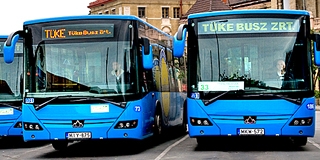 Tüke Busz: ha van kijelző a buszokon, miért mégis táblákkal jelzik az irányt? Tüke Busz: ha van kijelző a buszokon, miért mégis táblákkal jelzik az irányt?