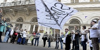 Szociális dolgozók demonstráltak bérfejlesztésért az EMMI előtt Szociális dolgozók demonstráltak bérfejlesztésért az EMMI előtt