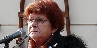 Wittner Mária avatja a forradalmi kopjafát Keszüben Wittner Mária avatja a forradalmi kopjafát Keszüben