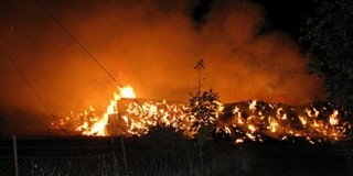 Szalmabálák lobbantak lángra Siklós határában, 40 millió a kár