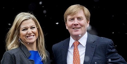 Paradicsommal dobálták meg a holland királyi párt Paradicsommal dobálták meg a holland királyi párt