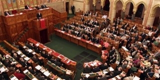 A havi kétszeri ingyenes pénzfelvételről szavaz a hét elején az Országgyűlés A havi kétszeri ingyenes pénzfelvételről szavaz a hét elején az Országgyűlés