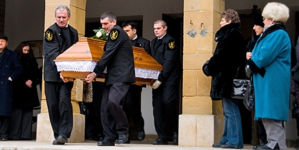 Juhászék szerint embertelen, a szakemberek meg amondók, így veszélyes is a szociális temetkezés Juhászék szerint embertelen, a szakemberek meg amondók, így veszélyes is a szociális temetkezés