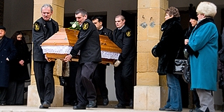 Juhászék szerint embertelen, a szakemberek meg amondók, így veszélyes is a szociális temetkezés Juhászék szerint embertelen, a szakemberek meg amondók, így veszélyes is a szociális temetkezés