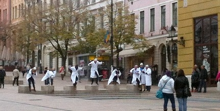 Fürdőköpenyesek a téren: nem a zárt osztályról szabadultak Fürdőköpenyesek a téren: nem a zárt osztályról szabadultak