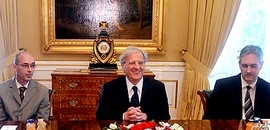 Civilek tiltakoznak az időhúzás miatt Civilek tiltakoznak az időhúzás miatt