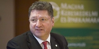 Az iparkamara elnöke véget vet Az iparkamara elnöke véget vet