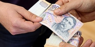 Ennyi lehet a minimálbér a következő esztendőben Ennyi lehet a minimálbér a következő esztendőben