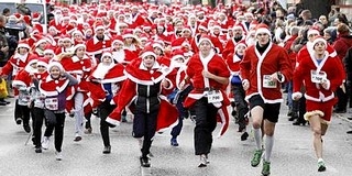 Pénteken is jótékony céllal futnak a mikulások Pécsett Pénteken is jótékony céllal futnak a mikulások Pécsett
