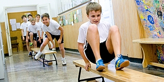 Kötelező testnevelés óra a folyosón - mindenki termet építene és pályázatra vár Kötelező testnevelés óra a folyosón - mindenki termet építene és pályázatra vár