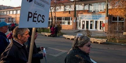 A PTE ellehetetlenítése ellen tüntetett a DK maroknyi csoportja A PTE ellehetetlenítése ellen tüntetett a DK maroknyi csoportja