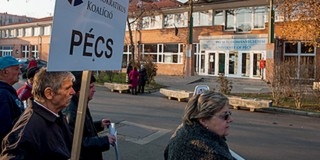 A PTE ellehetetlenítése ellen tüntetett a DK maroknyi csoportja A PTE ellehetetlenítése ellen tüntetett a DK maroknyi csoportja