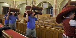 Megkezdték a Parlament üléstermének átalakítását