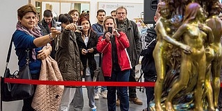 Bemutatták a legendás Zsolnay-vázát, hónap végéig mindenki megnézheti a ZSKN-ben