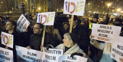 Tiltakoztak a Magyar Krónika lapindítója előtt a gyurcsányisták Tiltakoztak a Magyar Krónika lapindítója előtt a gyurcsányisták