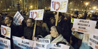 Tiltakoztak a Magyar Krónika lapindítója előtt a gyurcsányisták Tiltakoztak a Magyar Krónika lapindítója előtt a gyurcsányisták