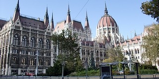 Bombákat találtak a Parlament épülete mellett Bombákat találtak a Parlament épülete mellett