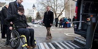 Akadálymentes mikrobuszt kaptak a PTE fogyatékos hallgatói