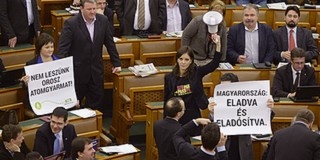 Az LMP szirénával szakította félbe a parlamenti ülést Az LMP szirénával szakította félbe a parlamenti ülést