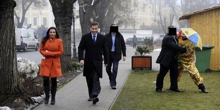 Esernyős bohóc támadta meg Bajnai Gordont Esernyős bohóc támadta meg Bajnai Gordont
