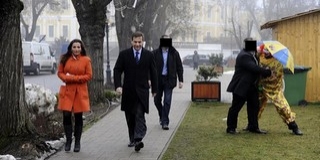 Esernyős bohóc támadta meg Bajnai Gordont Esernyős bohóc támadta meg Bajnai Gordont