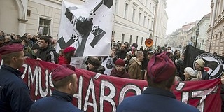 Kis híján összeverekedtek az antifasiszták és a megemlékezők