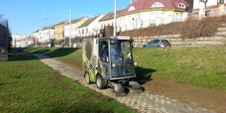Elkezdték összesöpörni a síkosság-mentesítésre kiszórt zúzalékot Elkezdték összesöpörni a síkosság-mentesítésre kiszórt zúzalékot