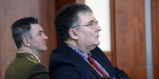 Nem bűnös hűtlen kezelésben az egykori honvédelmi miniszter Nem bűnös hűtlen kezelésben az egykori honvédelmi miniszter