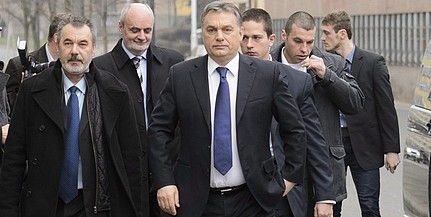 Egy hónapig járja az országot Orbán Viktor és csapata Egy hónapig járja az országot Orbán Viktor és csapata