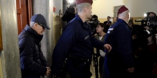 Simon résen volt, a feleségének ajándékozta ingatlanjait