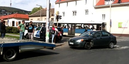 Baleset történt a Petőfi-Hungária utcák sarkán, még helyszínelnek
