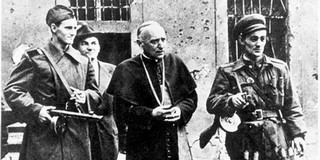 A pécsi megyéspüspök mondja a szentbeszédet Esztergomban A pécsi megyéspüspök mondja a szentbeszédet Esztergomban