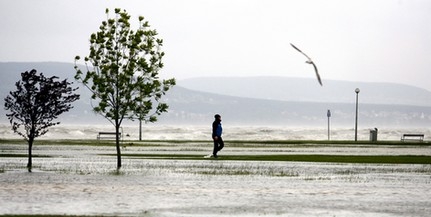 Kilépett medréből a Balaton, több helyütt fák dőltek a sínekre Kilépett medréből a Balaton, több helyütt fák dőltek a sínekre