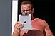 Schwarzenegger toplesz szelfit készített Schwarzenegger toplesz szelfit készített