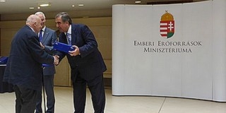 Eötvös József-díjat kapott Krisztián Béla, a FEEK oktatója