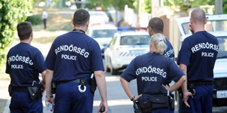 Van pénz, így most már paripa és fegyver is: újabb rendőrök érkeztek Pécsre is