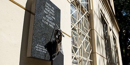 Elkezdődtek a holokauszt-emlékév pécsi programjai, emléktáblát avattak az elemi iskolánál Elkezdődtek a holokauszt-emlékév pécsi programjai, emléktáblát avattak az elemi iskolánál