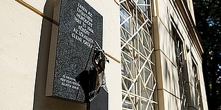 Elkezdődtek a holokauszt-emlékév pécsi programjai, emléktáblát avattak az elemi iskolánál Elkezdődtek a holokauszt-emlékév pécsi programjai, emléktáblát avattak az elemi iskolánál