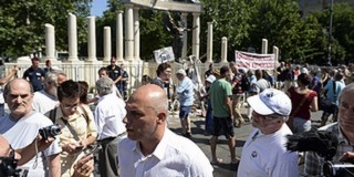 Civilek és politikusok tiltakoztak a Szabadság téri emlékmű ellen Civilek és politikusok tiltakoztak a Szabadság téri emlékmű ellen